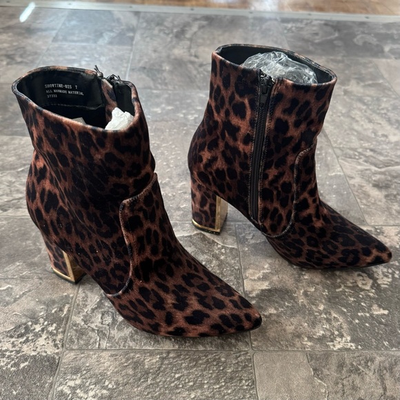 Bamboo Women’s Leopard Booties Gold Heel Detail Size 7 - Picture 3 of 6